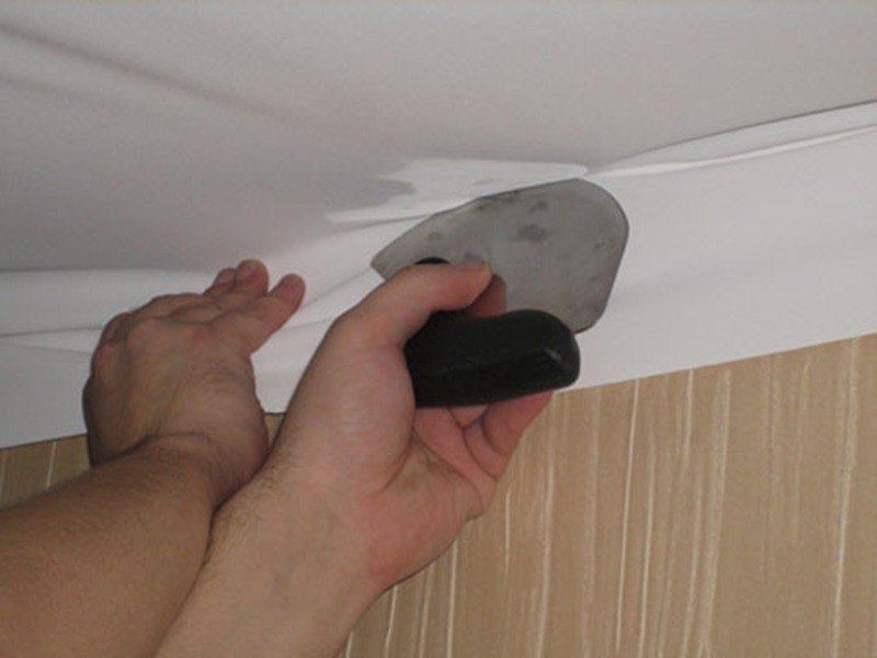 Как заделать дырку в натяжном потолке своими руками: этапы ремонта,  необходимые инструменты и нюансы | potolkoff.ru