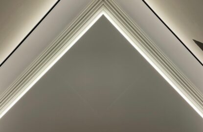 Натяжные потолки со световыми линиями рисунок 11