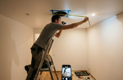 Ремонт натяжных потолков после пореза